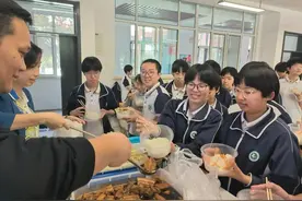 “加油爱心午餐”，历城二中毕业生为高考学弟学妹送温暖图片