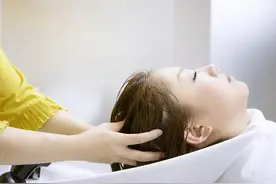 越洗脱发越重！这几个洗头法，会“拽”下不少头发，记得改正图片