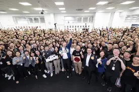 马斯克凌晨现身特斯拉上海超级工厂，访华之行“收获满满”图片