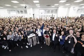 马斯克连夜抵达特斯拉上海工厂，中国之行有何惊喜？图片