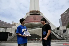 寻找大运官方宣传片里的市民②丨街头艺人伍空空：我们会大力宣传大运歌曲图片