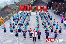 组图丨飞扬吧，红领巾！ “成为一位少先队员是我六一儿童节最好的礼物”图片