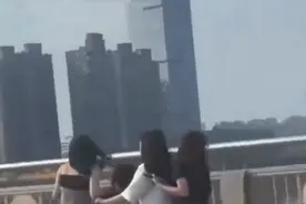 南昌八一大桥一幕！4名女生被罚！图片
