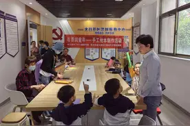 读绘本、DIY皮影、变身小摊主……他们在图书馆收获“童”款快乐！图片