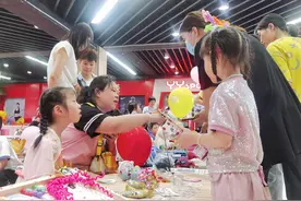 “爱心市集”暖心开市 帮助留守困境儿童图片