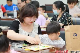 农行南平分行本部组织庆“六一”亲子制作活动图片