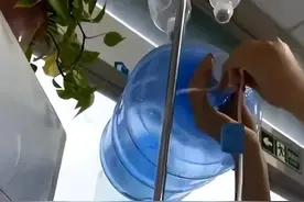 “女子输液被陌生男拔针扎进水桶系摆拍” 官方：当事人被行政拘留图片