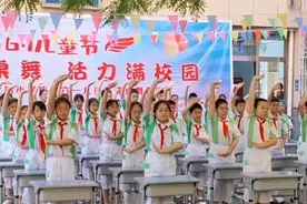 果然视频∣舞出精彩！德州小学生表演课桌舞《精忠报国》图片