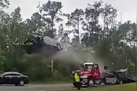 美国女子驾车开上拖车坡道后起飞：飞出约36米 落在另一辆车上图片
