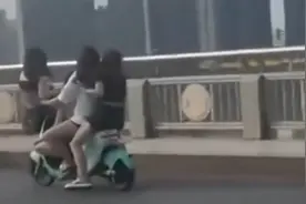 南昌八一大桥4名女生共骑一辆电动车，被罚！视频封面