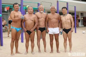 一浴沙滩上的健身“老炮儿”图片