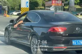 严查！合肥38名驾驶员车窗抛物“吃”罚单图片