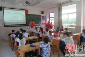 “光明侠”节前进校园 送上六一“安全礼”图片