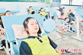 午休时不用趴在桌上睡了 浏阳这所学校学生收到的“六一”礼物特别暖心图片