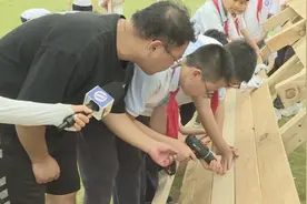 大中小学联合做手工过“六一”！校园里架起一道“飞虹”图片