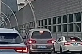 两斗气车高架桥上疯狂别车，互扔水瓶！最新消息图片