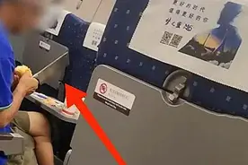 网传老人在高铁上用菜刀削苹果，武汉铁路局回应图片