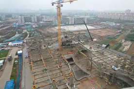 鹤壁工程技术学院新校区项目公共学习中心拱形桁架顺利合拢图片