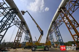 南京梅苑南路跨秦淮新河大桥主体结构吊装完成图片