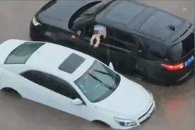 暴雨下女车主被困积水中，男司机开车趟水营救获点赞 目击者还原“暖心一幕”图片