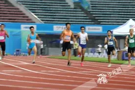 男子百米飞人大战在渝打响 谢震业10.05秒夺冠图片