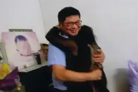 4万元现金“失而复得”，村民激动地抱住民警图片