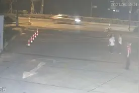 幼童迷路误入加油站，员工充当“临时爸爸”陪娃等妈妈图片