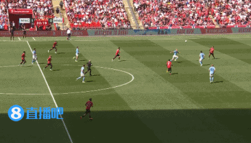 魔人生吃！哈兰德扛开瓦拉内，转身带球突进劲射，稍稍高出图片