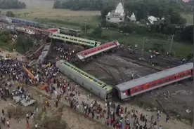 印度列车相撞事故致上千人死伤，3D还原列车相撞瞬间图片