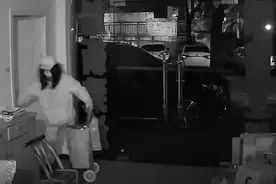 披假发、穿女装，他深夜在街头...十堰警方：刑拘图片