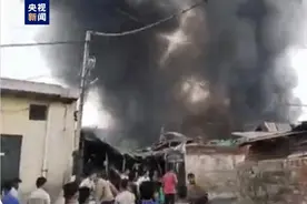 印度德里一贫民区发生大火 暂无人员伤亡报告图片