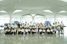 超燃！41名重庆小学生，在杭州机场为亚运送上别样礼物图片