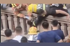 视频疯传！沪一男孩在豫园九曲桥被“卡头”！视频封面