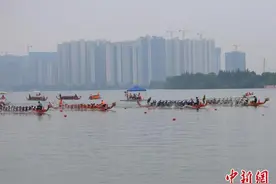 中国龙舟公开赛首次走进湖南永州 31支龙舟队挥桨争霸图片