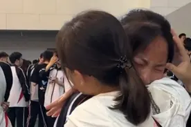 果然视频·毕业季丨德州高三生落泪与老师拥抱告别图片