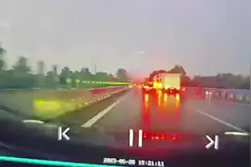 高速路边现巨型奥特曼上半身，目击者：另一半还在拖车上图片