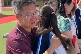 果然视频｜德州：毕业季师生互抱离别哭成泪人图片