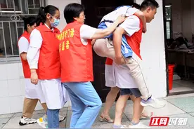 湖南张家界：一高中生因精神压力过大导致“呼吸性碱中毒” “高考巡诊”医生紧急施救脱险图片