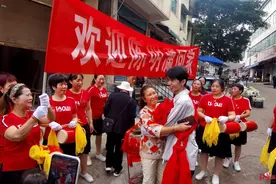 四川男子与亲生父母失散33年终团圆：出生两月被抱到山东养父母家，曾赴多地寻亲图片