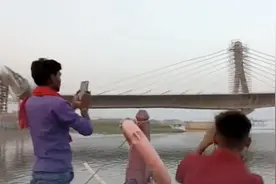 直击｜耗资超百亿卢比！印度在建跨恒河大桥又塌了图片