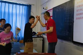 派送小礼物、穿过状元门……岛城高三学子最后一课，祝福满满图片