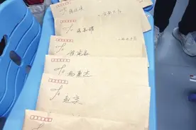 郑州一位老师为毕业生准备了多重惊喜 场面超温暖图片