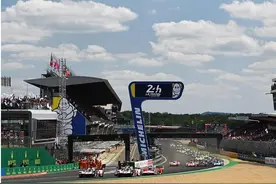 詹姆斯担任勒芒24小时耐力赛100周年发车旗手图片