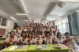 最后一课！青岛这一班主任与学生回顾3年点滴，用不一样的“惊喜”送考前祝福图片