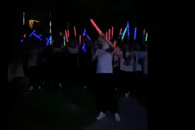 30秒丨高考倒计时 校长带领师生合唱《海阔天空》图片