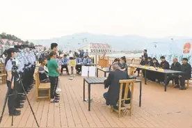 禁渔期内可以“延绳钓”吗“延绳钓”有别于以休闲娱乐为主的竿钓，虽然名为“钓”，但实际上是进行捕捞，如果还具有售卖营利的目的，就应当认定其为一种商业捕捞行为图片