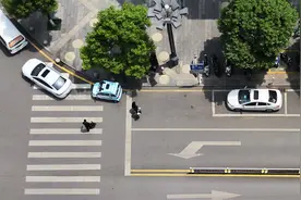 停车位“占道”，车主被迫压实线！观山湖银行北街的不规范车位被要求整改！图片