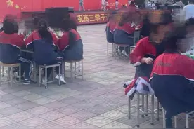 学校请800多名高三学生吃烧烤，校方：教师自费万元，孩子们只负责吃和开心图片