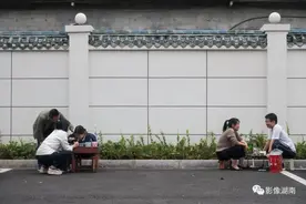 太暖心！高中学子背后的“送餐军团”图片