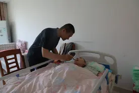 感动在身边！ “好丈夫”刘洪江照顾瘫痪病妻9年 诠释最美伉俪情深图片